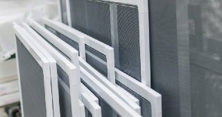 Москитные сетки на пластиковые окна Ярцево купить по цене от 923 руб.